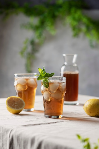 Фото Холодный летний чай с лимоном и мятой, выборочный фокус изображения