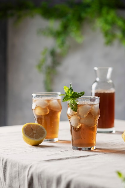Холодный летний чай с лимоном и мятой, выборочный фокус изображения