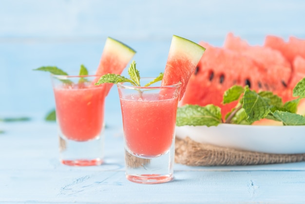 사진 수박 여름 과일 조각과 칵테일 잔에 차가운 수박 스무디 음료