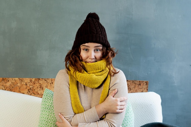 Foto freddo inverno nell'appartamento la ragazza sta cercando di riscaldare la stagione di riscaldamento della crisi energetica