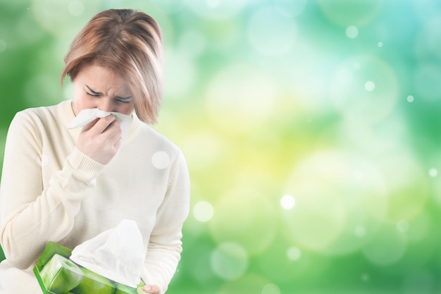 Foto donna fredda che tiene il fazzoletto che soffia il naso