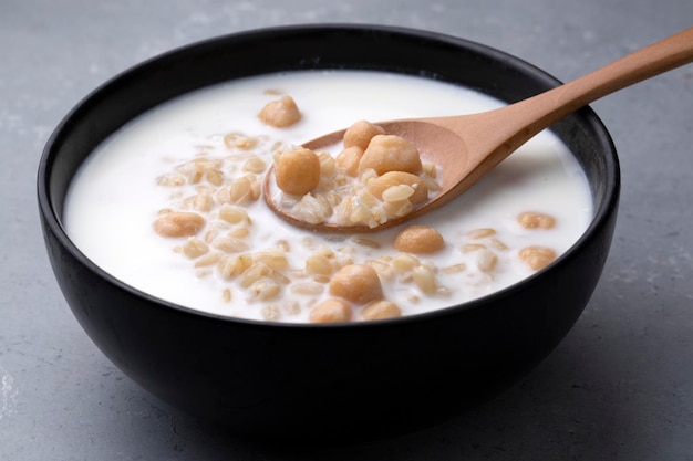 Холодный суп из йогурта с нутом и семенами пшеницы Айран аси Корбаси Цацики