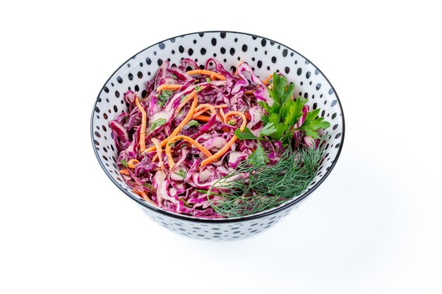 Cole slaw salade met rode kool op een witte achtergrond voor een voedselleveringssite