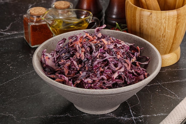 Photo coleslaw salad with cabbage and carrot