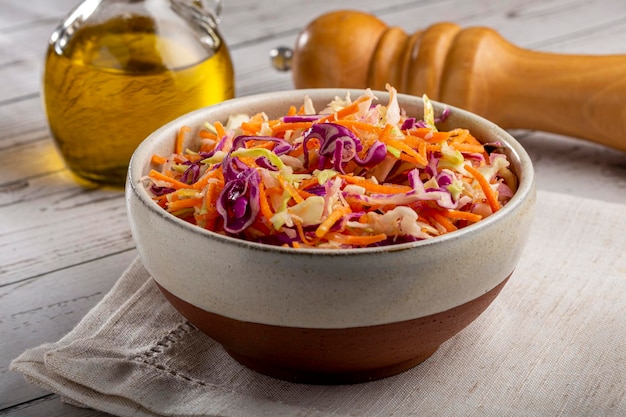 Foto insalata di cavolo cappuccio con cavolo bianco, cavolo rosso e carote affettate