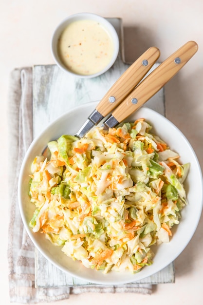 Coleslaw Salade van witte kool geraspte wortel en rabarber met sinaasappel mayonaise dressing