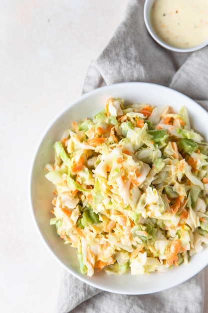 Coleslaw Salade van witte kool wortel en rabarber met sinaasappel mayonaise dressing