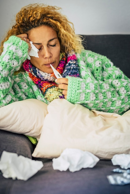 Photo colf flu influenza coronavirus worldwide pandemic contagious emergency - sick disease caucasian european american woman at home in quarantine with fever and symptoms