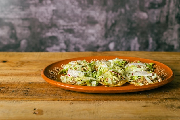 Colima stijl sopitos bord op houten tafel Typisch Mexicaans eten