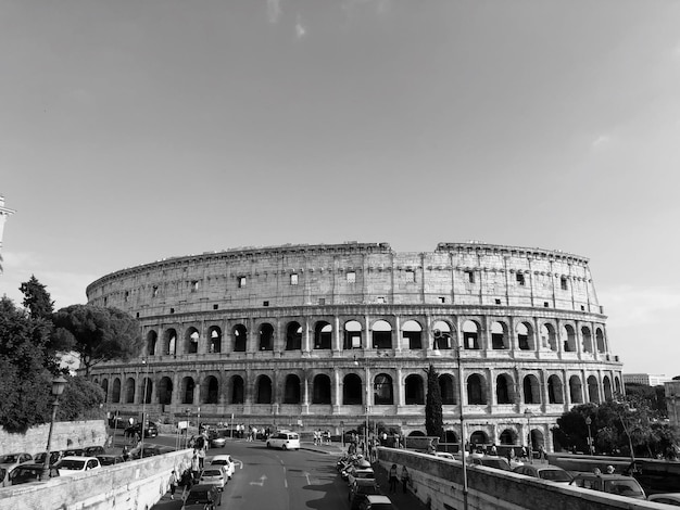 Il colosseo contro il cielo