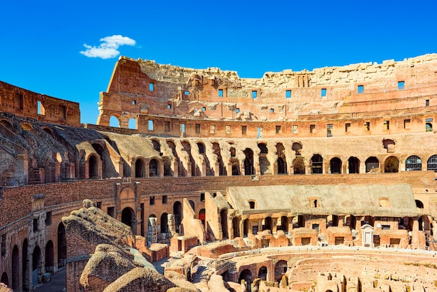 Foto il colosseo, l'antica, bellissima, incredibile roma.