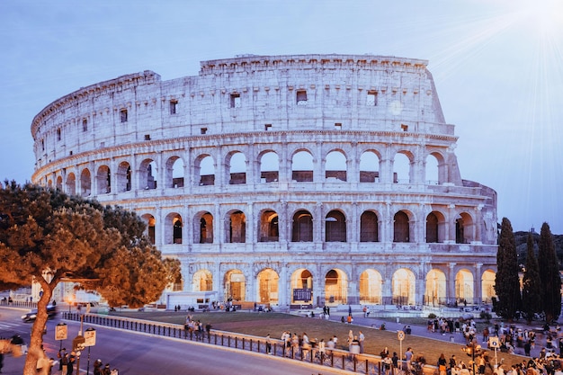 Foto il colosseo al crepuscolo