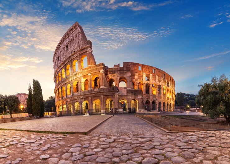 人々のいない日の出の夏の景色のコロシアムローマイタリア