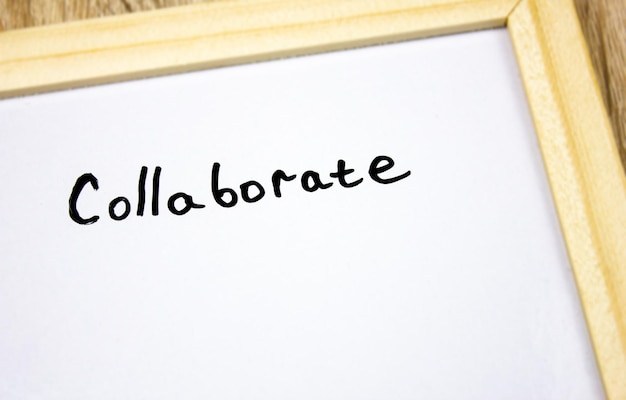 COLLABORATE テキスト マーカーで書かれた 1 単語 Collaborate の頭字語