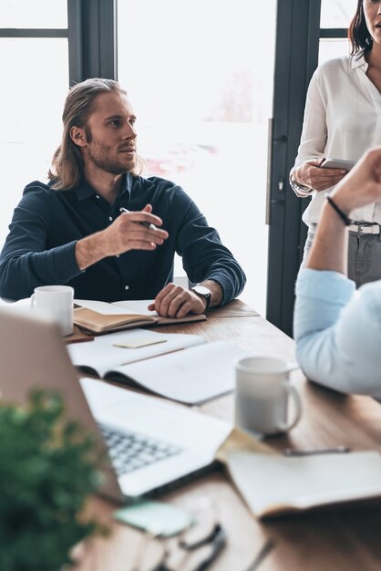 Collaborazione. giovani colleghi moderni in abbigliamento casual intelligente che lavorano insieme