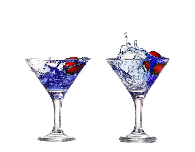 Collage blauwe cocktail met kersenplons op wit