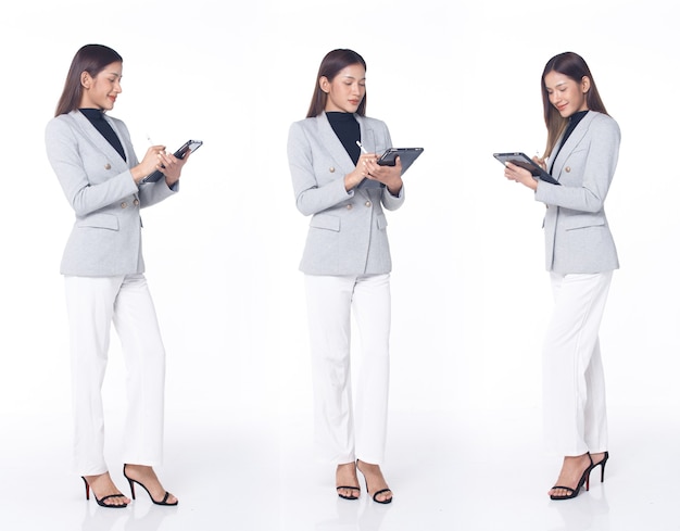 Collage Group Volledige lengte figuur snap van jaren '20 Aziatische vrouw bruin haar pak broek en schoenen met hoge hakken. Vrouwelijke stands houden digitale tablet check werk sociale media over witte achtergrond geïsoleerd