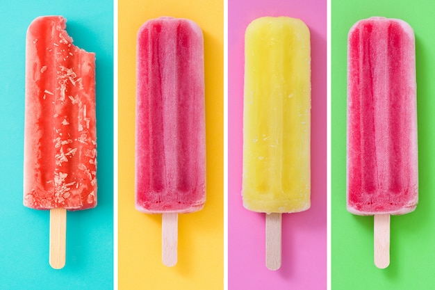 Foto collage di ghiaccioli estivi su diversi colori