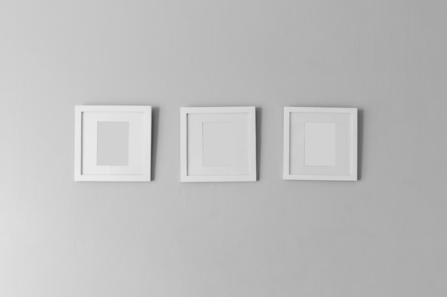 Collage van drie witte fotoframes op de muur