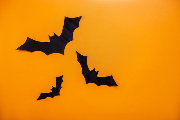 Collagelay-out voor de Halloween-vakantie. Applicaties, snijfiguren in de vorm van zwarte vleermuizen