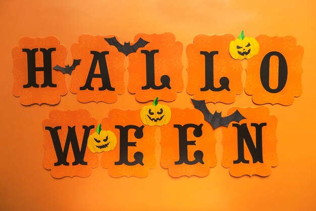 Collagelay-out voor de Halloween-vakantie. Toepassingen, figuren van pompoenen en vleermuizen