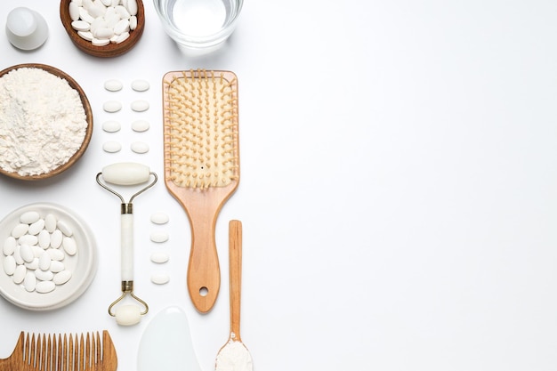 Collagen in powder and tablets with a wooden comb