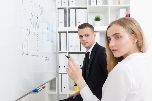 Foto colleghi che analizzano i risultati del lavoro