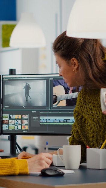 Foto i colleghi discutono del progetto video che regola le riprese del film