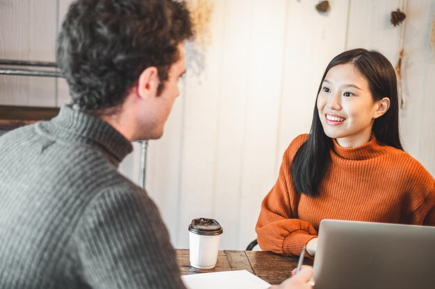 写真 カフェで議論している同僚