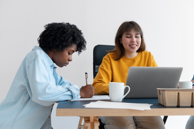 Foto colleghi che lavorano in team per un progetto