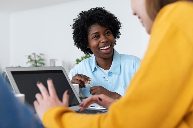 Foto colleghi che lavorano in team per un progetto