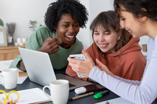 Foto colleghi che lavorano in team per un progetto