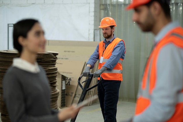 Foto colleghi che parlano al lavoro al chiuso