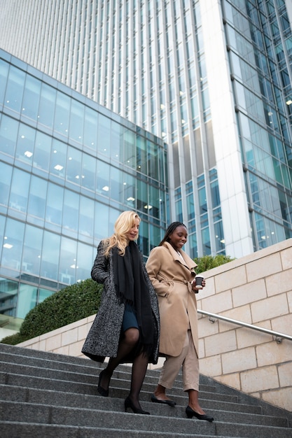 Photo colleagues walking to work together and talking