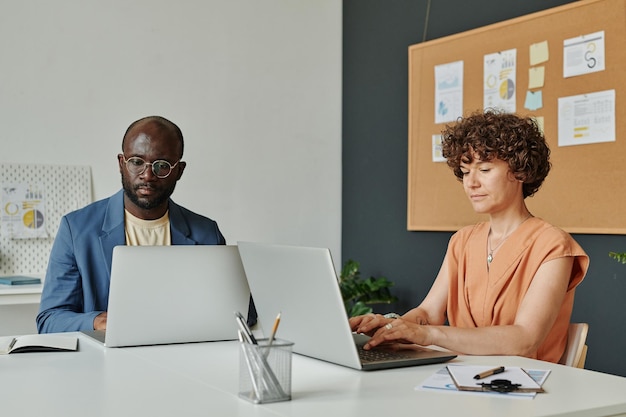 Photo colleagues working online on computers