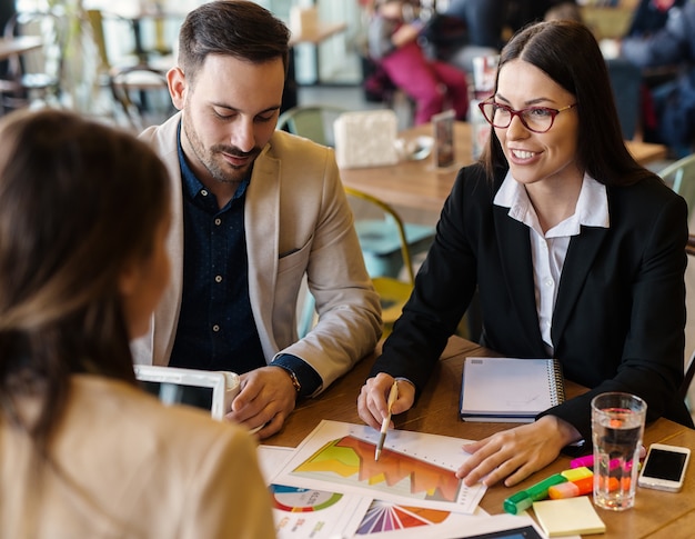 Colleghi che lavorano al progetto nella caffetteria.