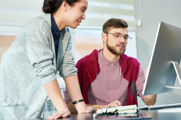 Foto colleghi che lavorano al progetto