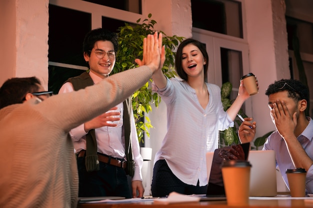 Colleghi che lavorano insieme in un ufficio moderno utilizzando dispositivi e gadget durante riunioni creative. discutere, prendere decisioni, compiti di routine, progetti. lavoro di squadra aziendale di successo.