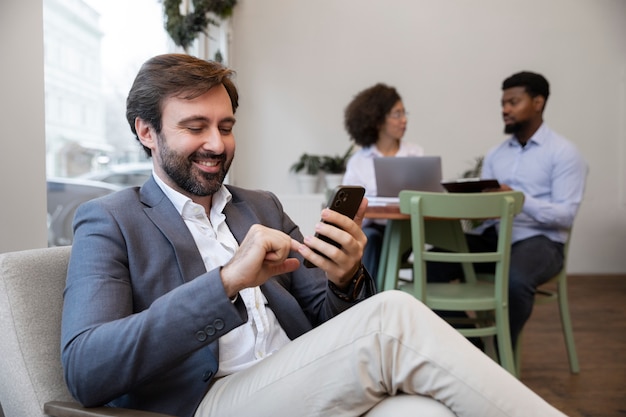 Foto colleghi che lavorano insieme al progetto