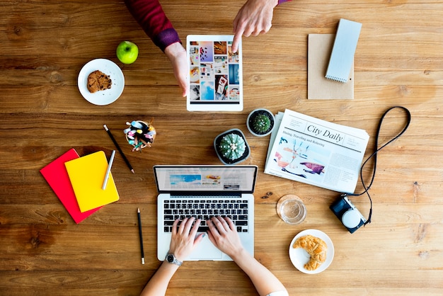 Foto colleghi che lavorano insieme