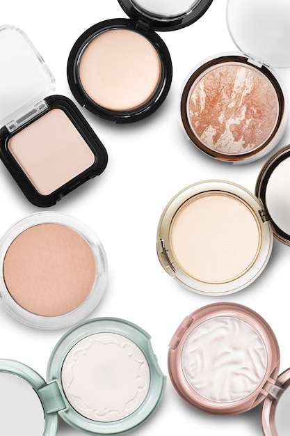 Collectie compacte poederdozen op witte achtergrond