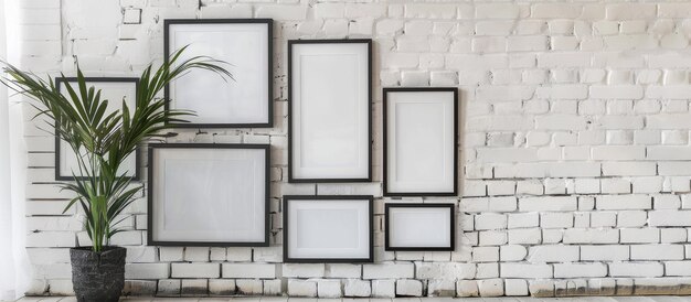 Foto collectie donkere houten frames op een witte bakstenen muur