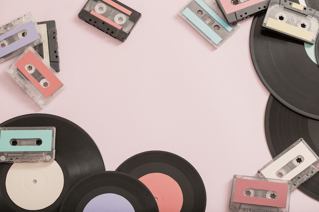 Collectie muziek tapes, records op papier achtergrond. Retro concept