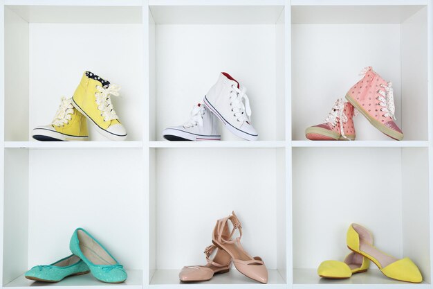 Collectie schoenen op planken