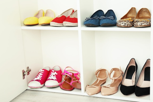 Collectie schoenen op planken