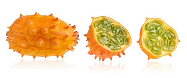 Collectie van gehoornde meloen of kiwano fruit geïsoleerd op een witte achtergrond met uitknippad