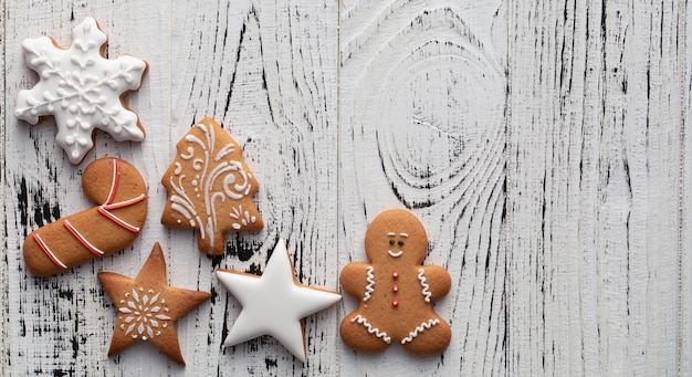 Collectie van peperkoek kerstkoekjes op een witte houten achtergrond