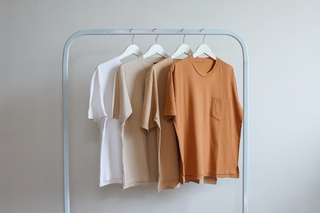 Foto collecties van bruine kleur t-shirts variant hangen op kleding rack in de winkel.