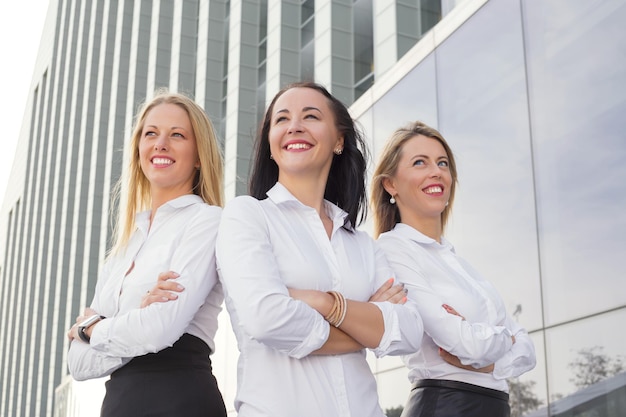 Collectieve vrouwen die zich met gekruiste handen bevinden