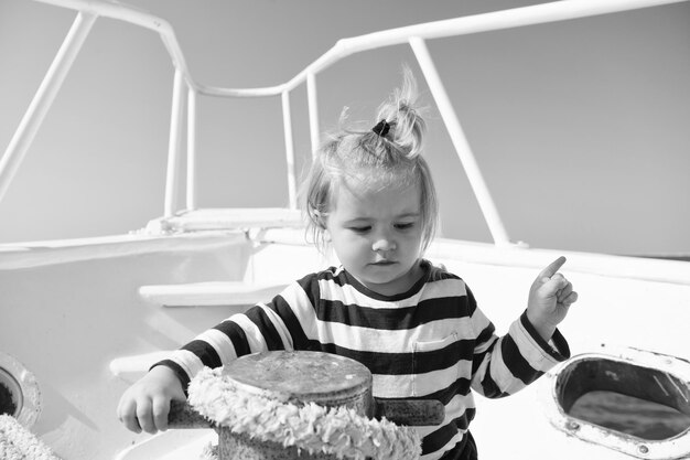 Собирание воспоминаний Развлекательная работа Мальчик наслаждается отдыхом на морском круизном корабле Ребенок-матрос Мальчик-моряк, путешествующий по морю Мальчик-моряк в полосатой рубашке на морской яхте путешествует по миру Маленький морской путешественник